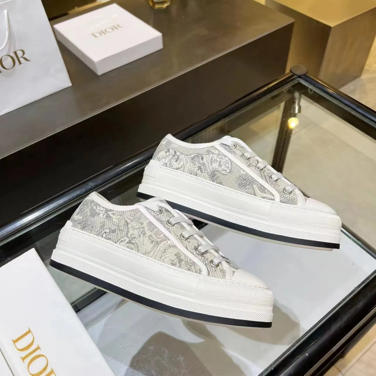 👟👟Ex-factory price 520👟👟 Walk‘n’Dior embroidered mid-top casual shoes are new in 2025. On the fashion stage, Dior embroidered shoes are the well-deserved protagonist. Delicate stitching is used on the upper, every stitch is devoted to the craftsman's efforts, and every thread is woven with artistic poetry. From complex floral patterns to smart geometric textures, embroidery is like the magic that gives shoes life, allowing them to show dynamic beauty even in static conditions.   Wearing Dior embroidered shoes feels like stepping into a dream world full of art. It is not only a pair of shoes, but also a walking piece of art that perfectly integrates fashion and culture. Whether you are strolling on the bustling city streets or attending important social occasions, Dior embroidered shoes can add unique charm to your style and become the focus of everyone's attention.   Choosing Dior embroidered shoes means choosing a persistent pursuit of quality and a unique understanding of fashion. Let it accompany you through every wonderful moment and leave your own fashion mark.  Material: Sheepskin lining, feet, silk cowhide, size 35-41, heel height 5cm